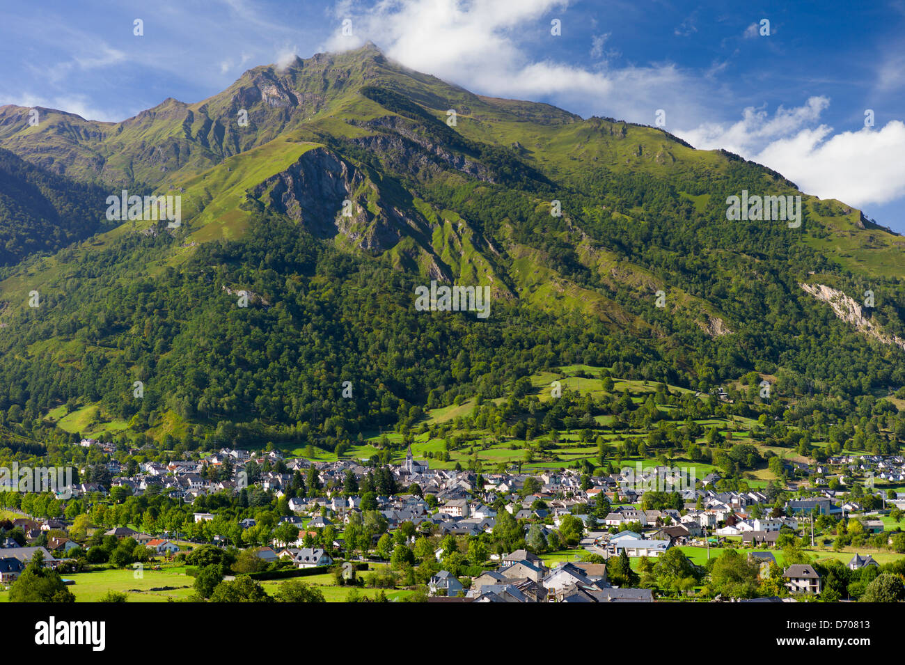 Ski resort città di Laruns nella vallata del Parco Nazionale dei Pirenei, Francia Foto Stock
