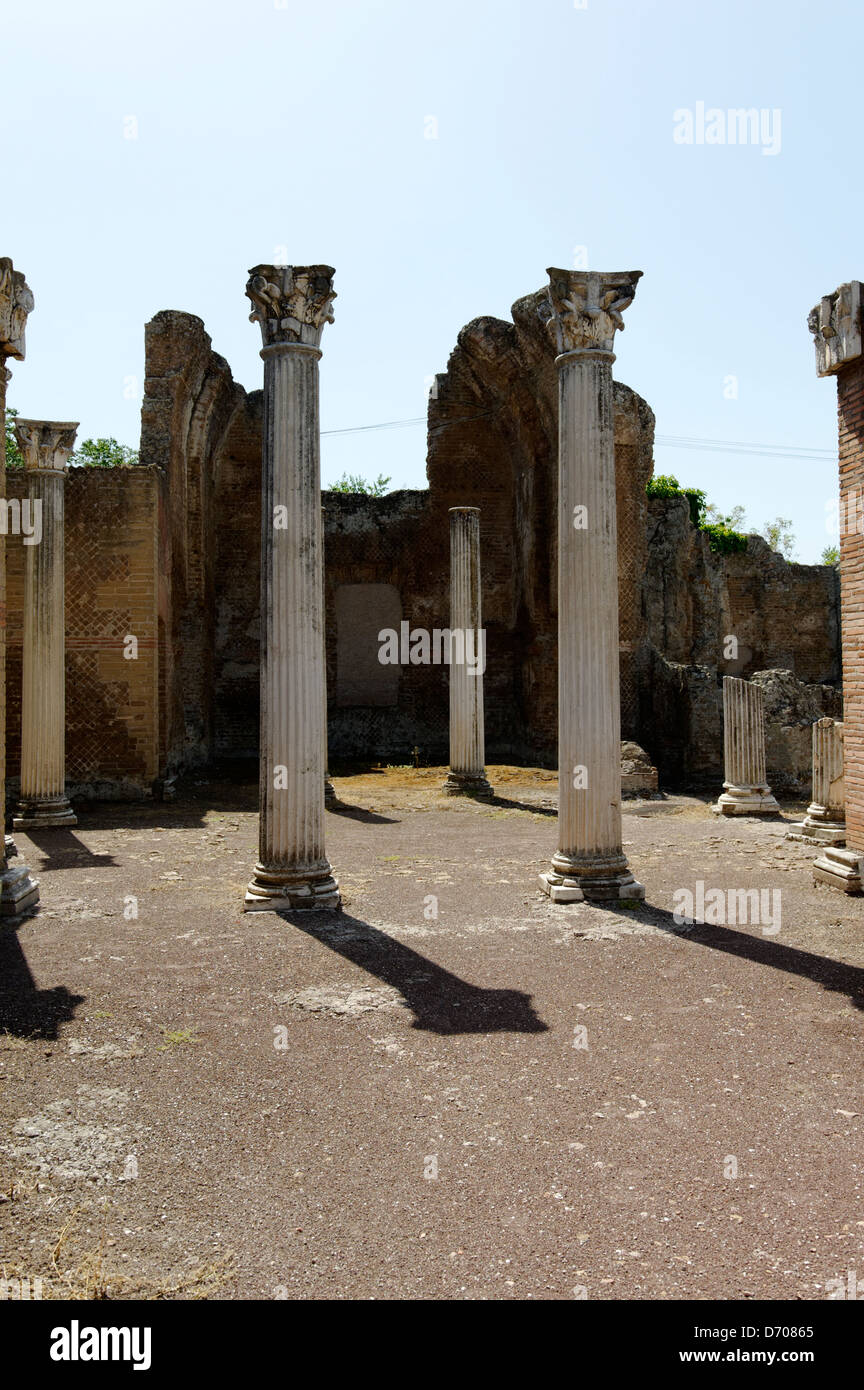 Villa Adriana. Tivoli. L'Italia. Visualizzazione delle colonne nella grande esedra centrale della piazza d'Oro o Golden Square, così chiamato bec Foto Stock