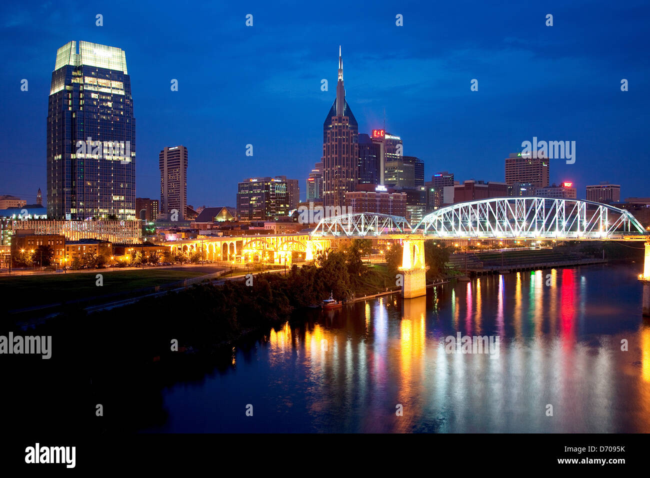 Nashville, Tennesse skyline del centro dal ponte Gateway Foto Stock