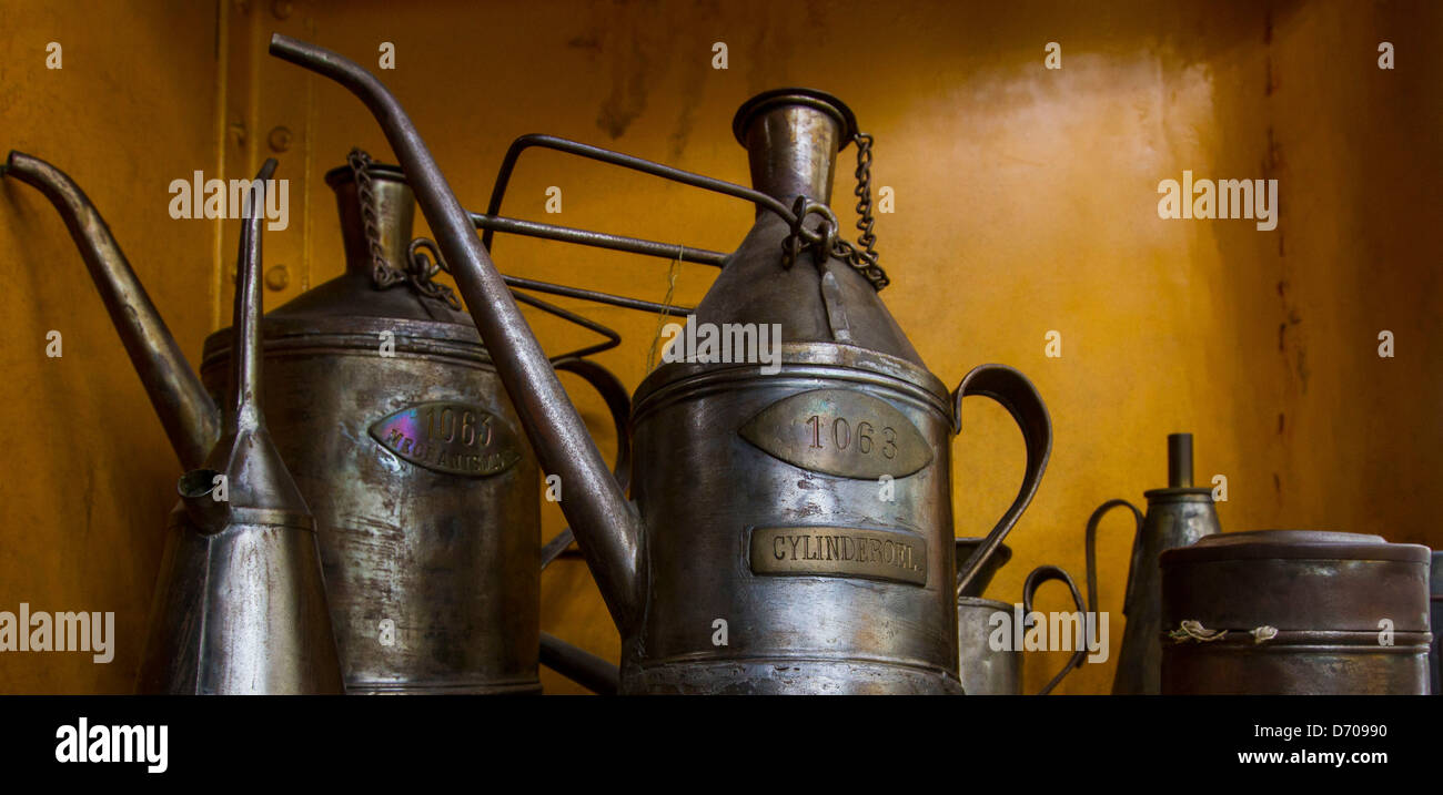 Antique lattine di olio per treni in Svizzera Foto Stock