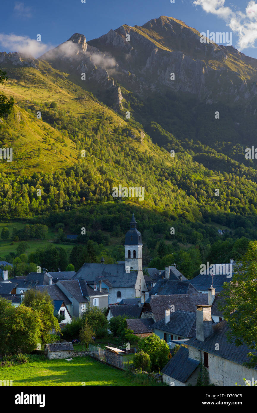 Arrens comune e la cappella di Pouey-Laun in Val d'Azun, nel Parco Nazionale dei Pirenei, Francia Foto Stock