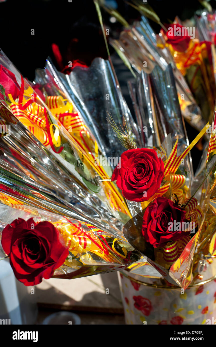 Rose rosse a Sant Jordi festival, ( San Giorgio al giorno ) in Passeig de Gracia Street. Barcellona. La Catalogna. Spagna. Foto Stock