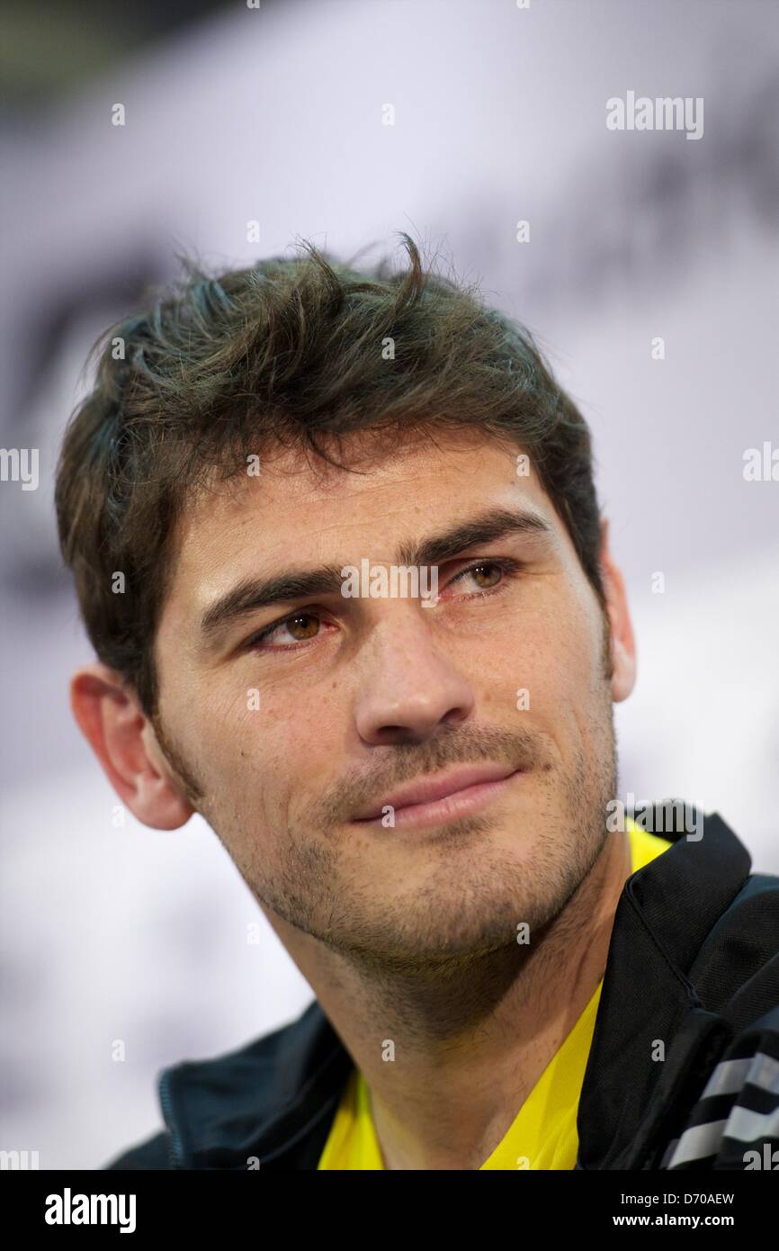 Madrid, Spagna. Aprile 25, 2013. Real Madrid portiere Iker CASILLAS  presenta i suoi nuovi guanti e Adidas Predator scarponi in adidas  Store.(Immagine di credito: credito: Jack Abuin/ZUMAPRESS.com/Alamy Live  News Foto stock -