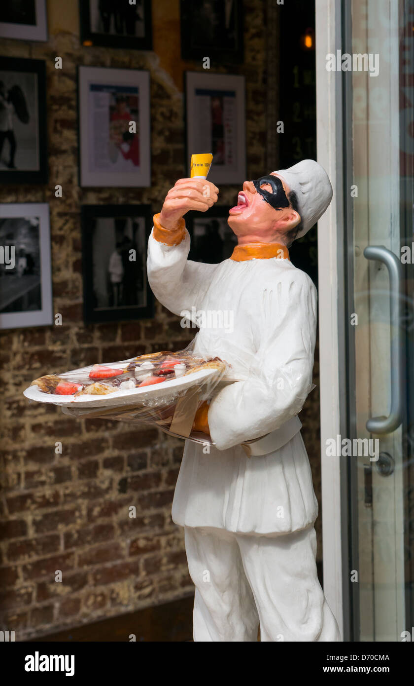 Statua al di fuori di una New York pizzeria Foto Stock
