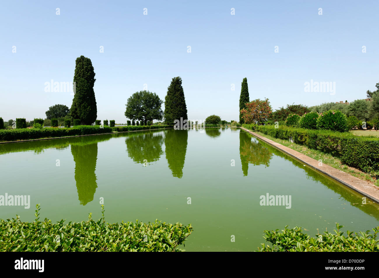 Villa Adriana. Tivoli. L'Italia. Vista del restaurato grande piscina riflettente o bacino di acqua nel centro del Pecile un monumentale Foto Stock