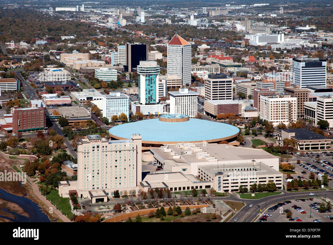 Stati Uniti d'America, Kansas, Wichita, vista aerea del II secolo Convention Hall e hotel in Downtown Foto Stock