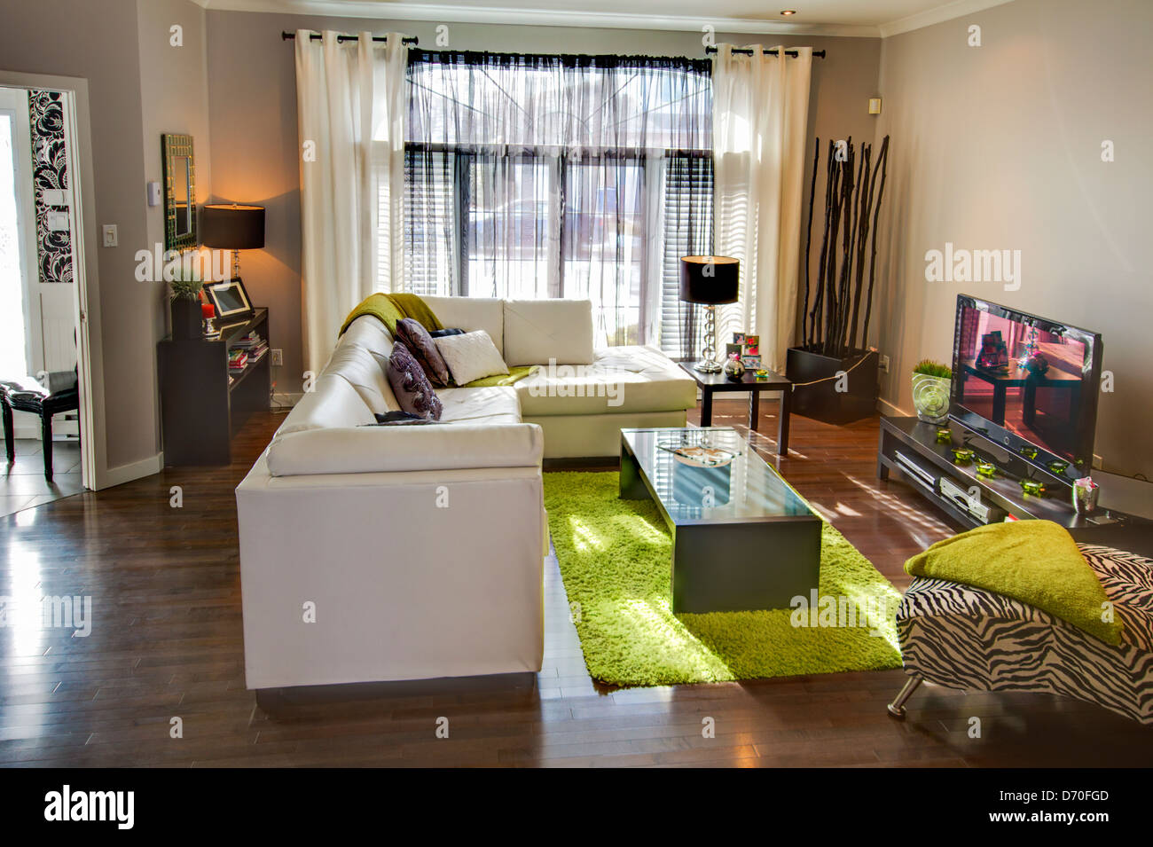 Moderno e confortevole salotto verde Foto Stock