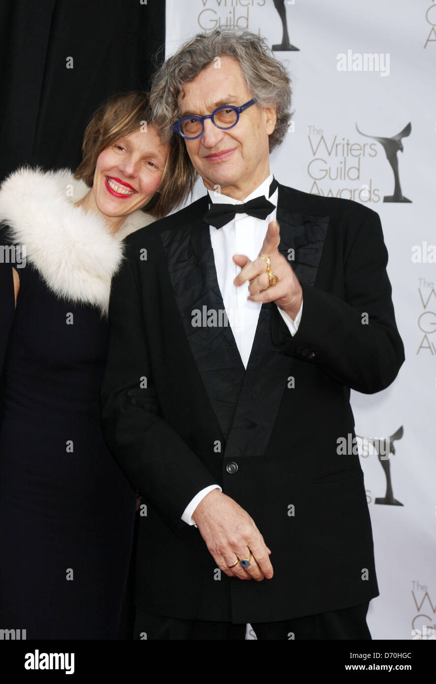 Wim Wenders con sua moglie donata la 2012 Writers Guild Awards a Hollywood Palladium - Gli arrivi di Los Angeles, California - Foto Stock