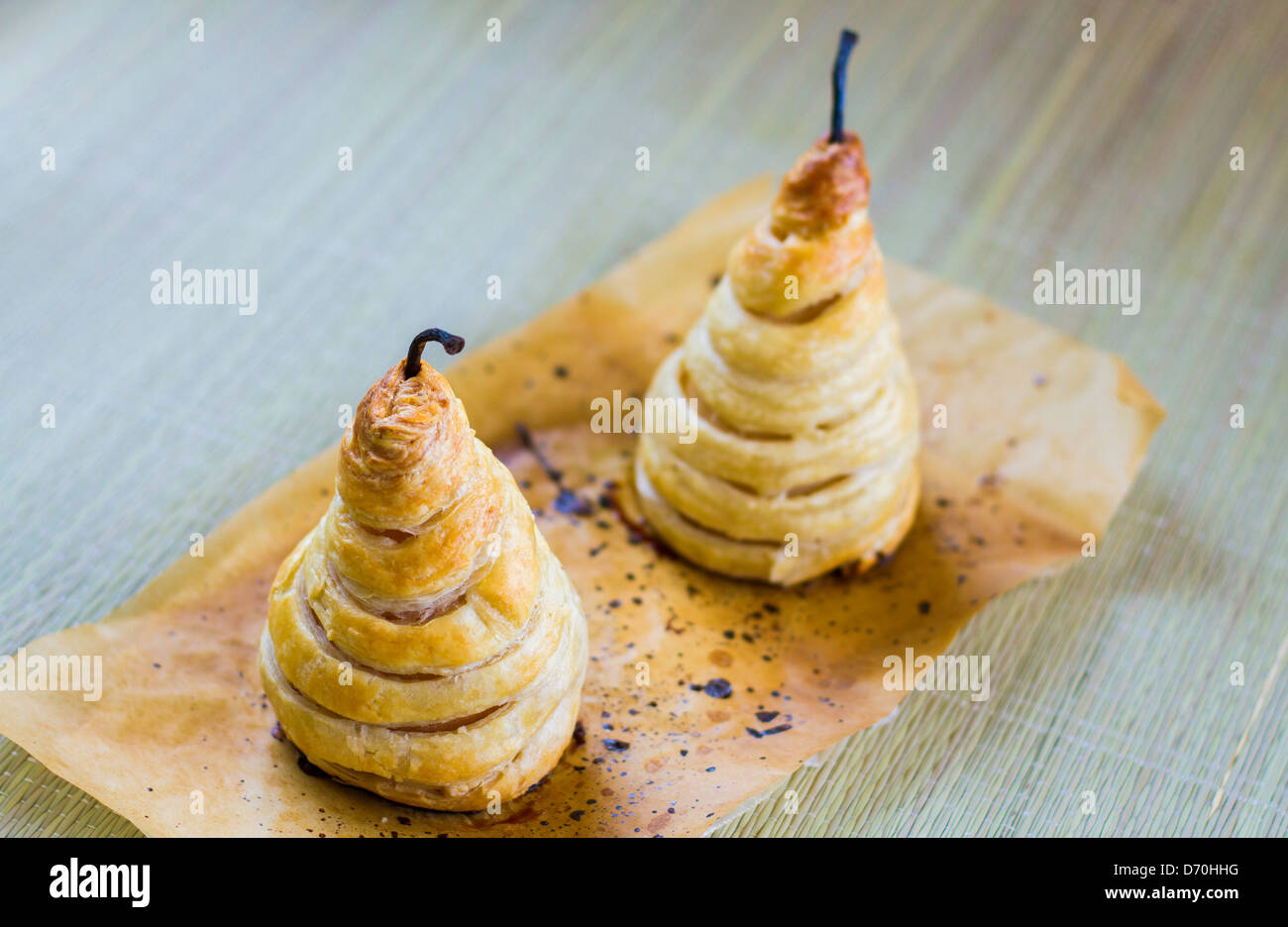 Deliziosa casa pere affogato in pasta sfoglia con lamponi. Foto Stock