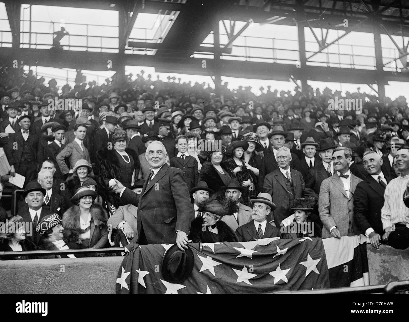Il presidente Warren Harding gettando il baseball a Washington senatori baseball gioco, circa 1922 Foto Stock