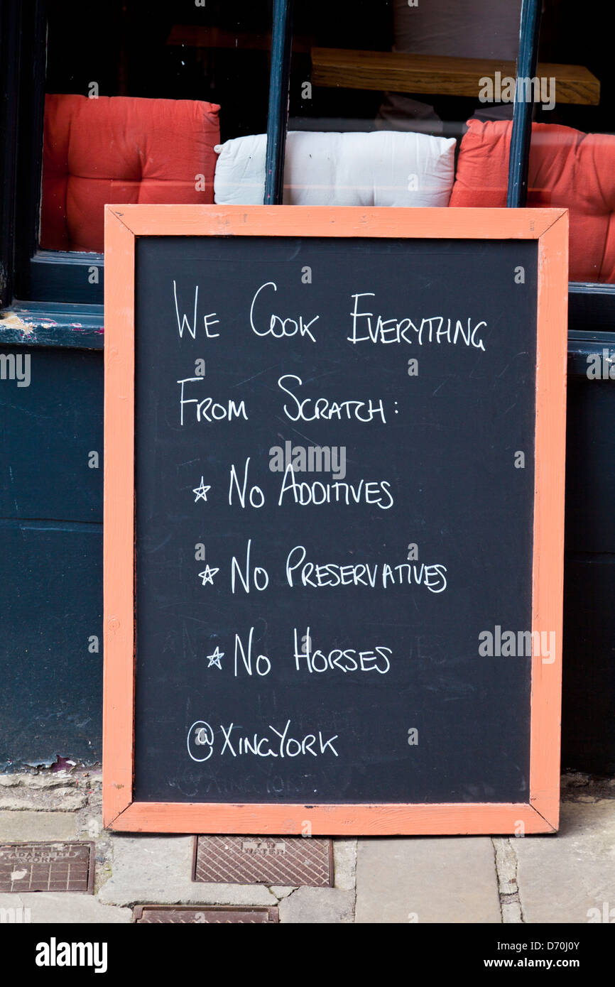 Blackboard al di fuori di un cafe pubblicità non cavalli (carne equina) nel loro cibo York Inghilterra UK GB EU Europe Foto Stock