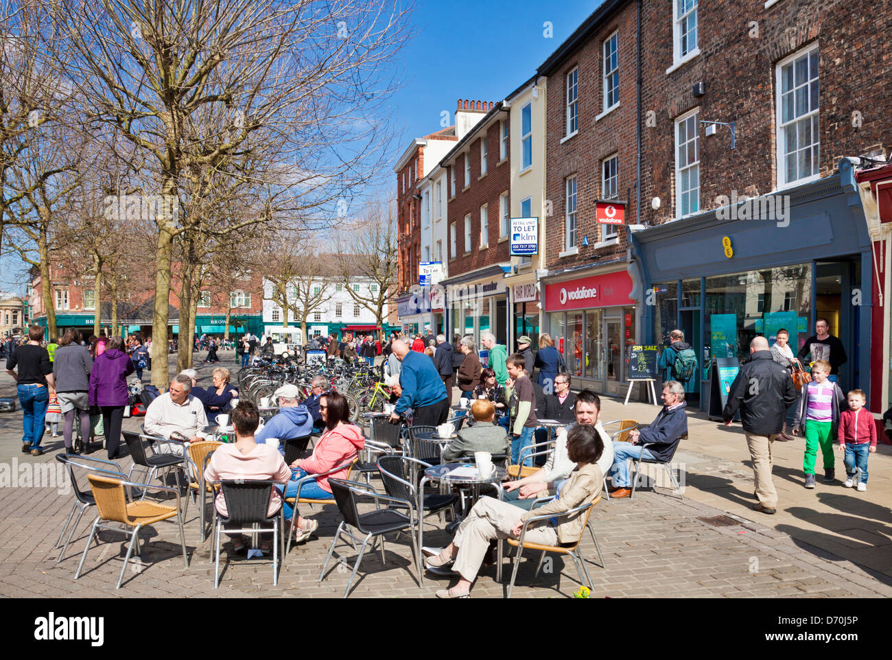 La gente seduta a un cafe' sul marciapiede Parlamento street centro di York York North Yorkshire Inghilterra GB UK EU Europe Foto Stock