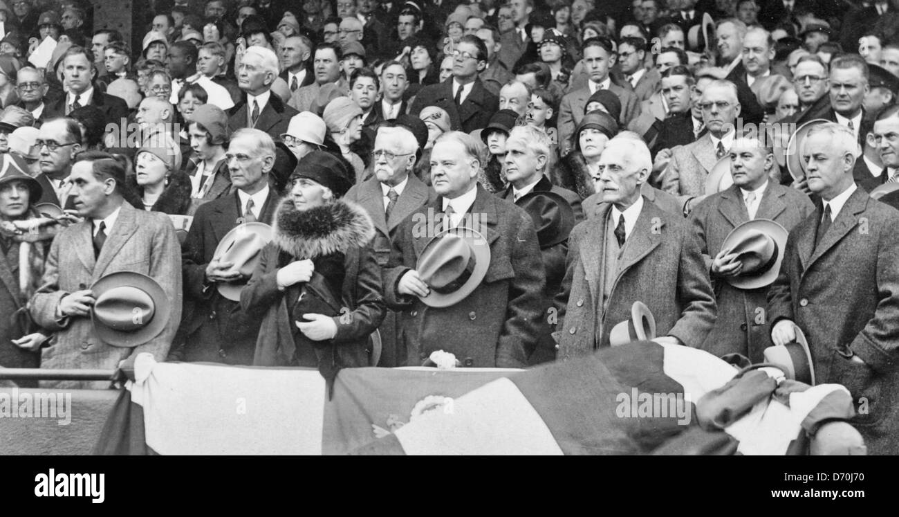 Il presidente Herbert Hoover e il partito presidenziale in piedi, con uomini che tengono i loro cappelli, all apertura di baseball gioco partito presidenziale in apertura per il gioco della palla 4/17/29 Foto Stock