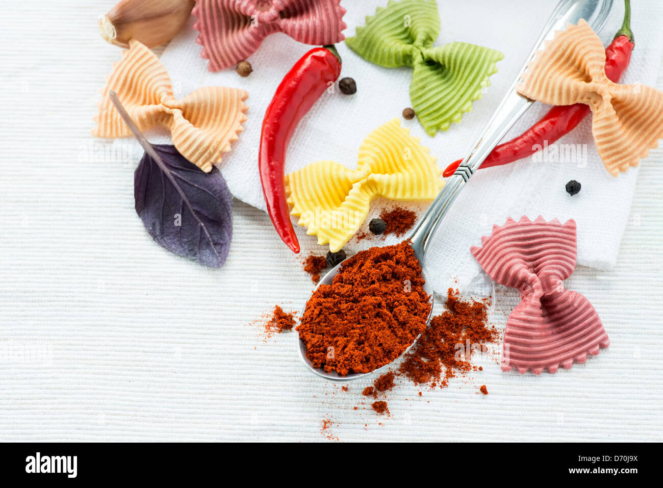 Asciugare variopinte farfalle di pasta e paprika affumicato, il fuoco selettivo Foto Stock