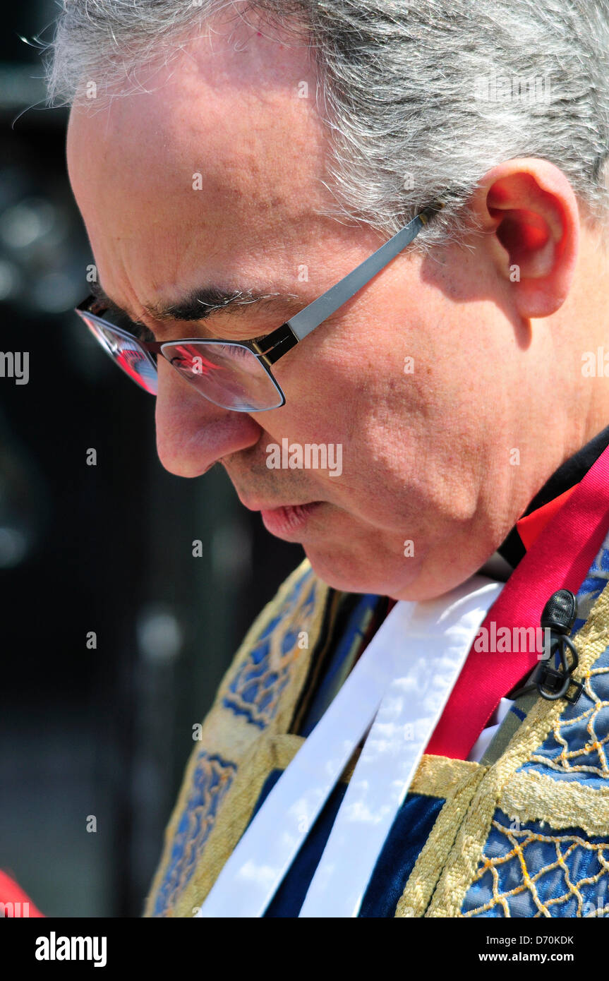 Anzac Day, Londra, Regno Unito. Xxv Aprile 2013. Il molto reverendo dottor John Hall , decano di Westminster a Westminster Abbey. Foto Stock