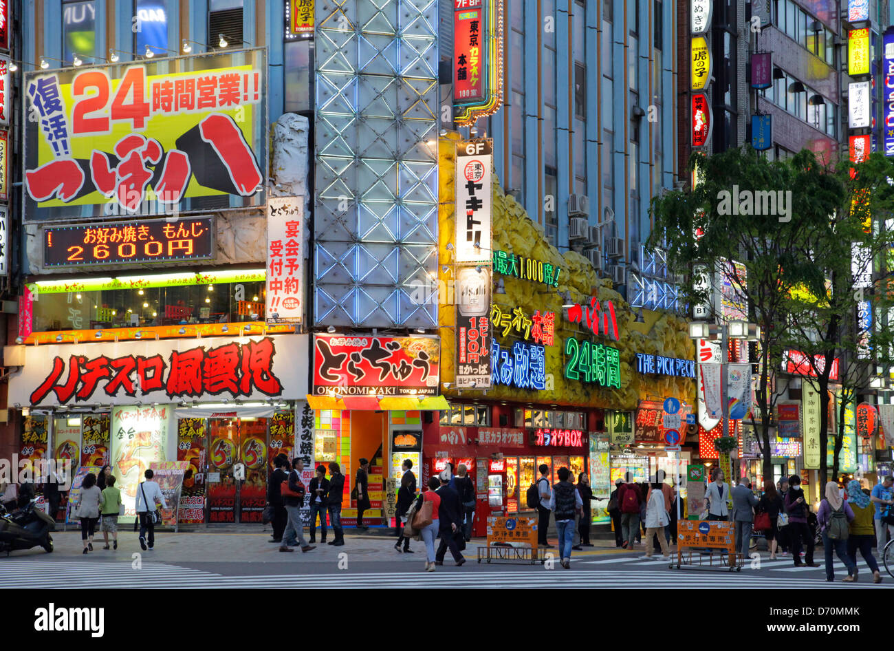 Kabukicho un intrattenimento nel quartiere Shinjuku di notte Tokyo Giappone Foto Stock