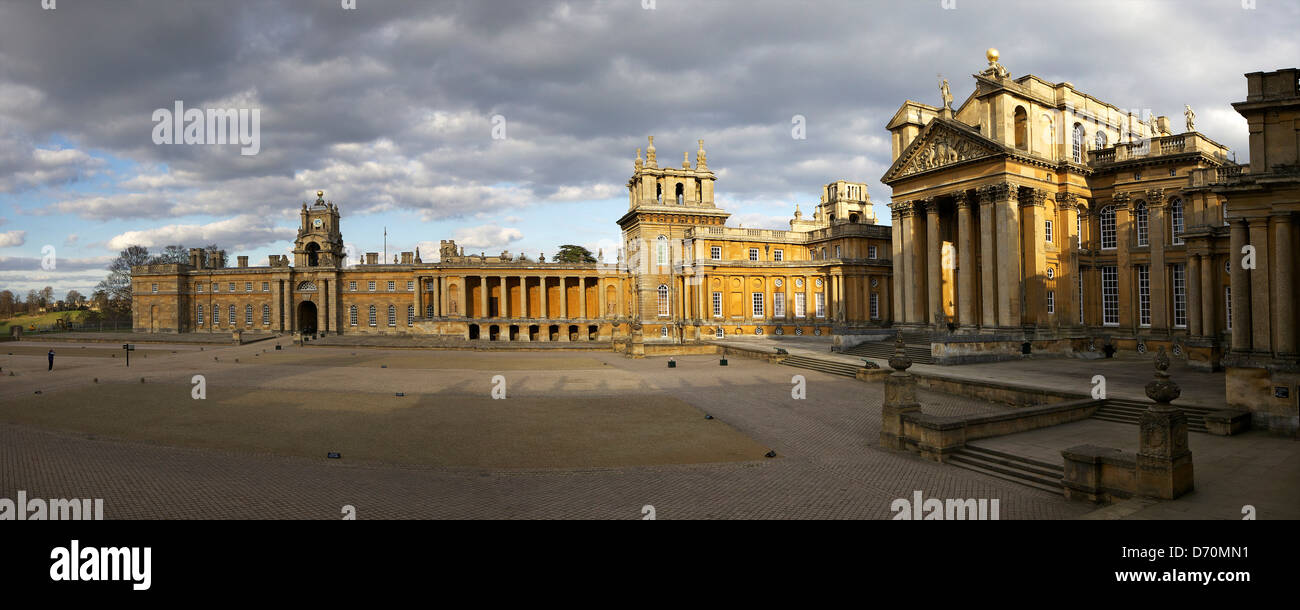 Regno Unito, Oxfordshire, Woodstock, foto panoramica della grande corte del Palazzo di Blenheim, il luogo di nascita di Sir Winston Churchill Foto Stock