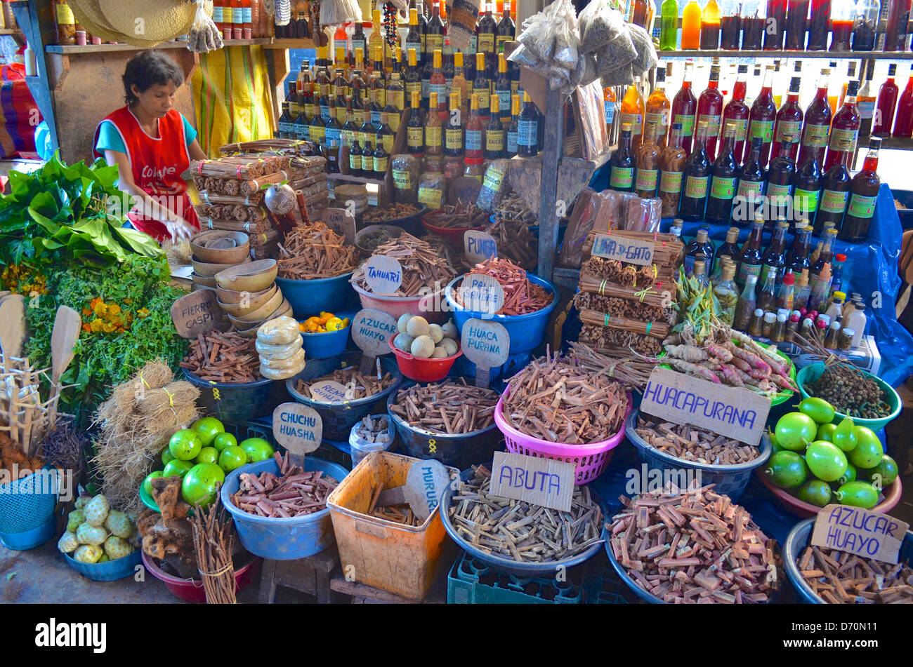 Un mercato di vendita di stallo di rimedi naturali e cure a base di ingredienti naturali della foresta pluviale amazzonica. Iquitos, Perù Foto Stock