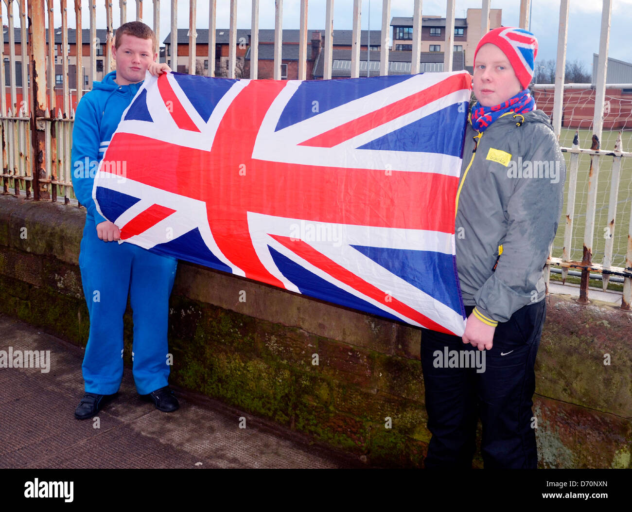 I sostenitori dei Rangers Ryan grigio e Andrew Gray tenere la loro unione Jack flag fuori dallo stadio Rangers Football Club andare in Foto Stock