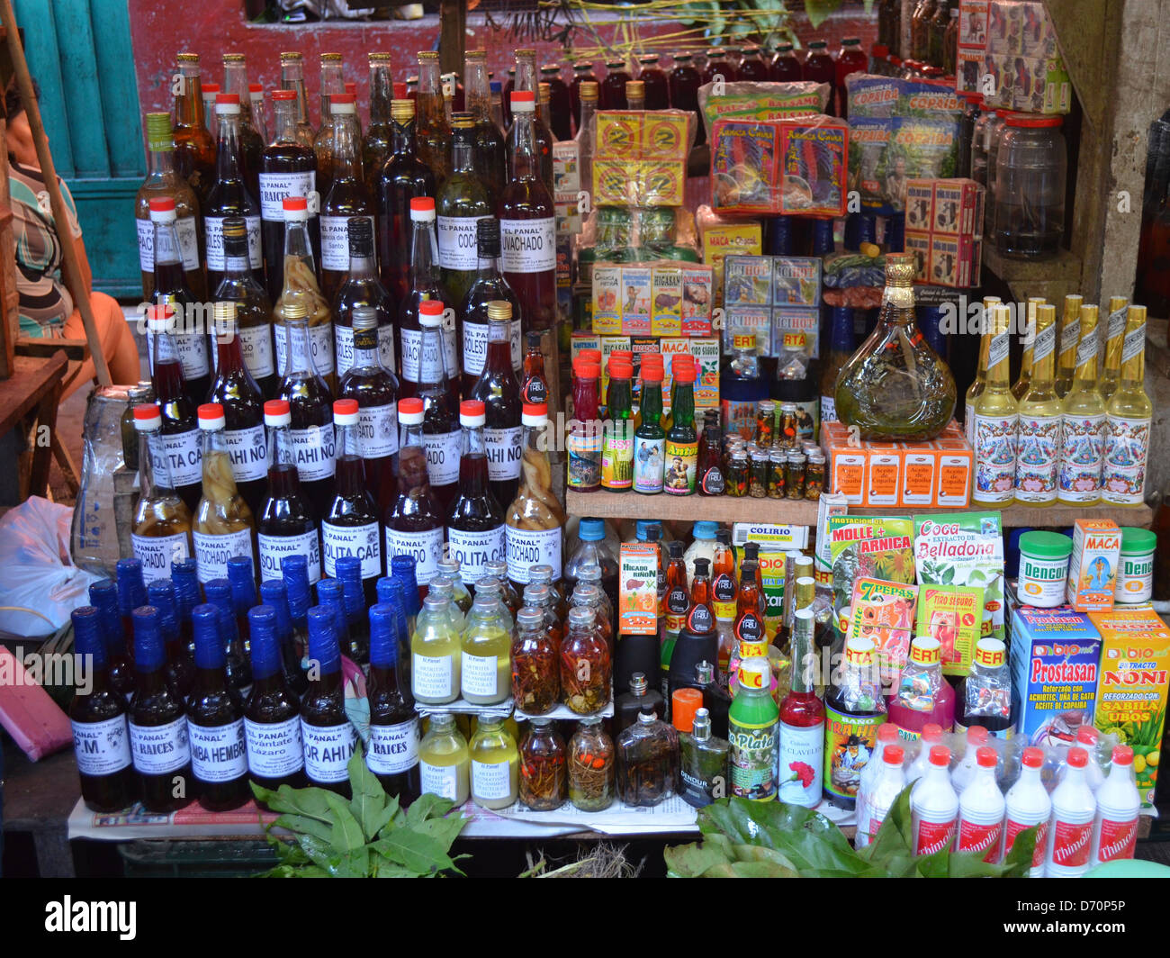 Un mercato di vendita di stallo di rimedi naturali e cure a base di ingredienti naturali della foresta pluviale amazzonica. Iquitos, Perù Foto Stock