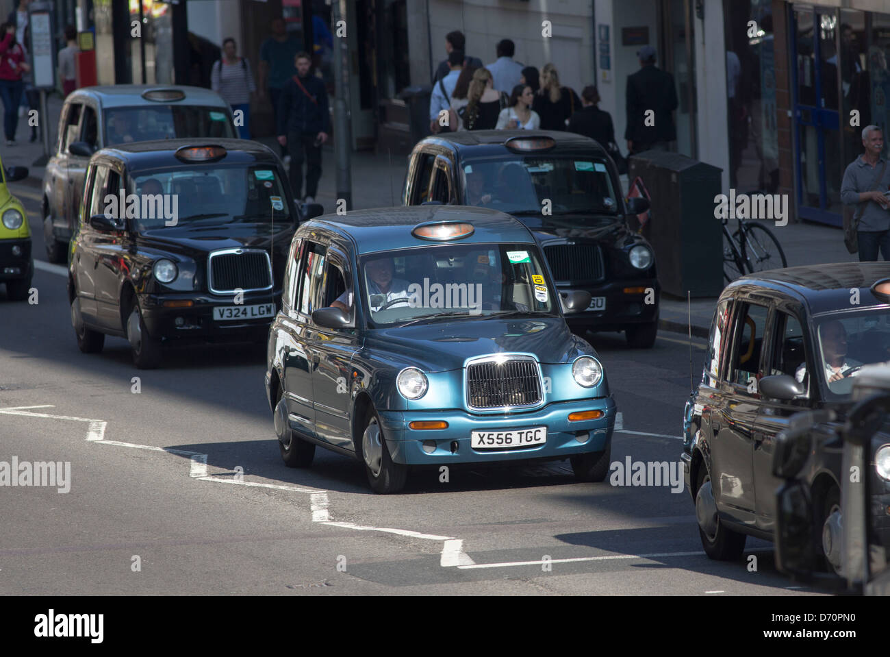 Il traffico nel centro di Londra autobus taxi pubblico Foto Stock