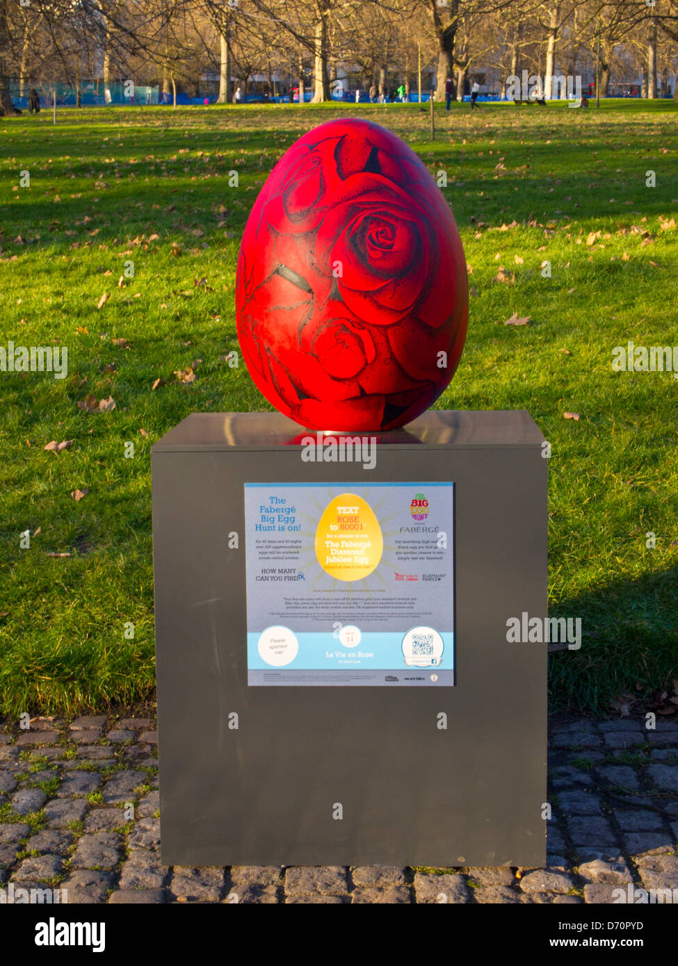 Inghilterra, Londra, Green Park. Rosso d'uovo di pasqua la marcatura del 2012 uovo di pasqua caccia nei parchi reali di Londra. Foto Stock