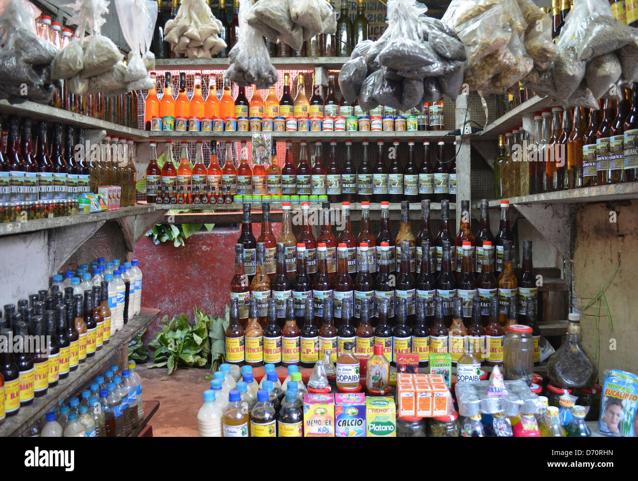 Un mercato di vendita di stallo di rimedi naturali e cure a base di ingredienti naturali della foresta pluviale amazzonica. Iquitos, Perù Foto Stock