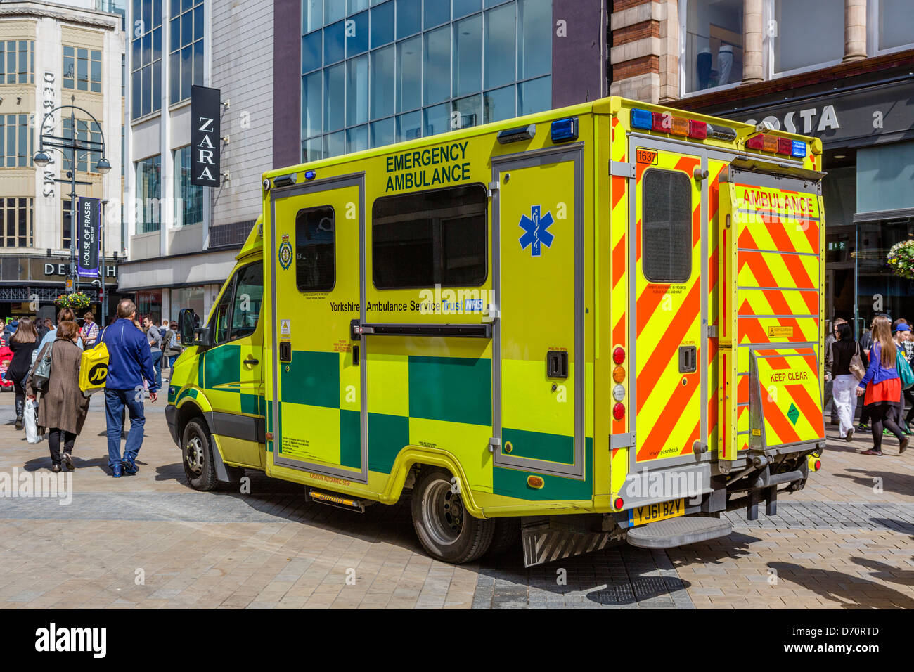 Yorkshire servizio ambulanza ambulanza sulla Briggate nel centro della città, Leeds, West Yorkshire, Regno Unito Foto Stock