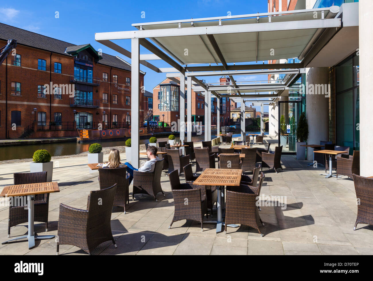 Giovane ubicazione sulla terrazza del Doubletree Hotel affacciato sul canale Leeds-Liverpool, Granary Wharf, Leeds, West Yorkshire, Regno Unito Foto Stock