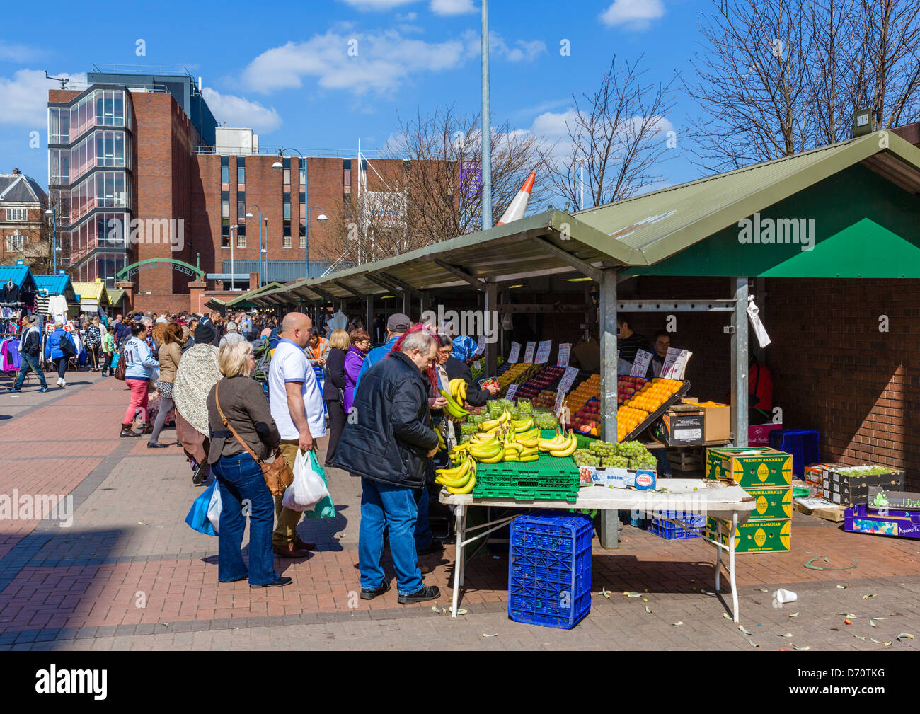 Frutta e verdura in stallo il mercato aperto al mercato Kirkgate, Leeds, West Yorkshire, Regno Unito Foto Stock
