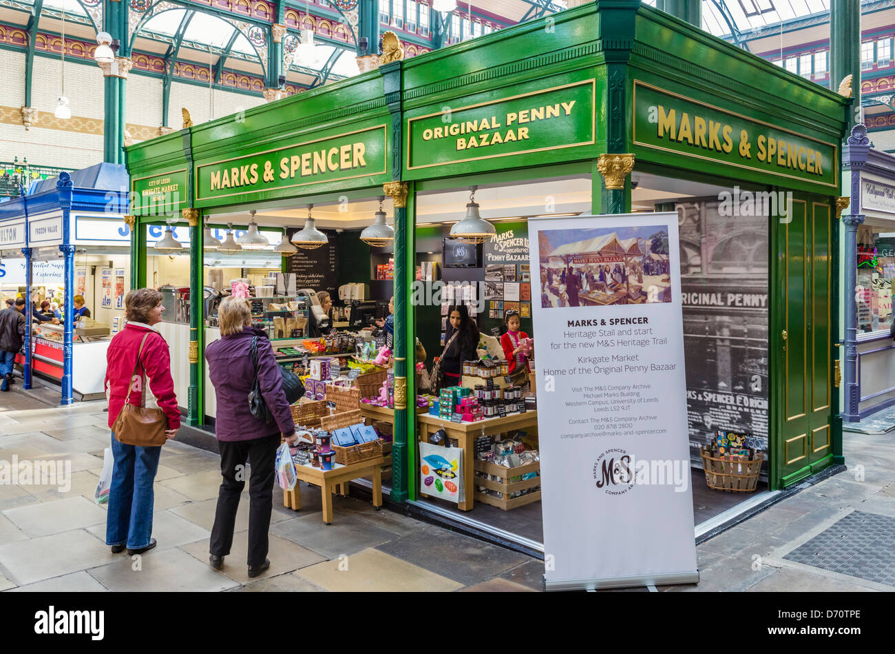 La nuova (2013) di Marks & Spencer in stallo Kirkgate Market (dove la società ha iniziato), Leeds, West Yorkshire, Regno Unito Foto Stock