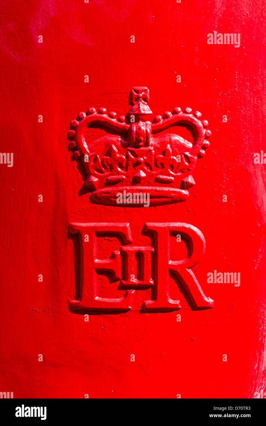 Simbolo EIIR su una casella postale in un centro città, REGNO UNITO Foto Stock