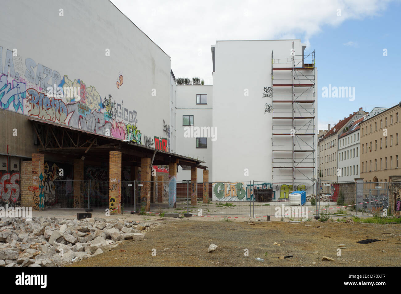 Berlino, Germania, terreni non attrezzati in linea angolo di strada vecchia Schoen Hauserstrasse Foto Stock