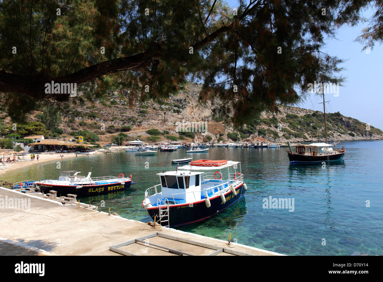 Vista su imbarcazioni turistiche nel porto di St Nicholas village, ( St scheggiature ), l'isola di Zante, Zante, la Grecia, l'Europa. Foto Stock