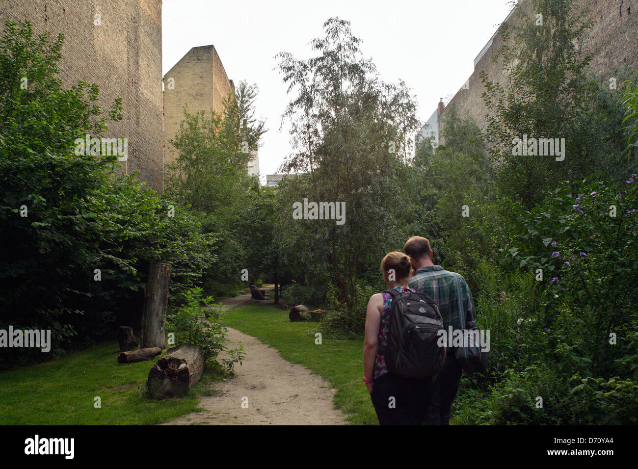 Berlino, Germania, pedoni a piedi attraverso una zona verde tra Reuterstrasse e Friedelstrasse Foto Stock