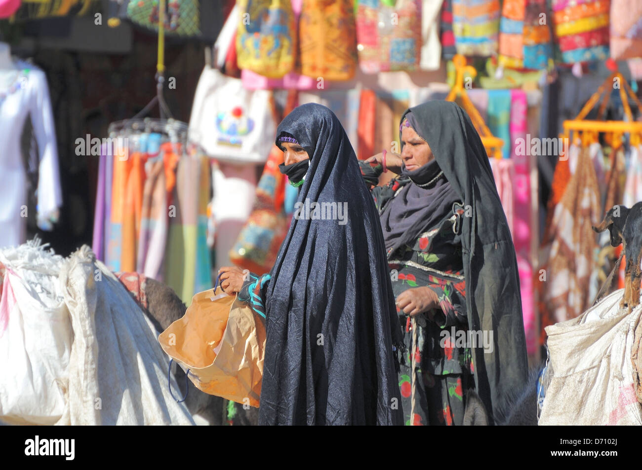 Due donna beduino nel vecchio mercato, Hurghada, Egitto, Africa Foto Stock