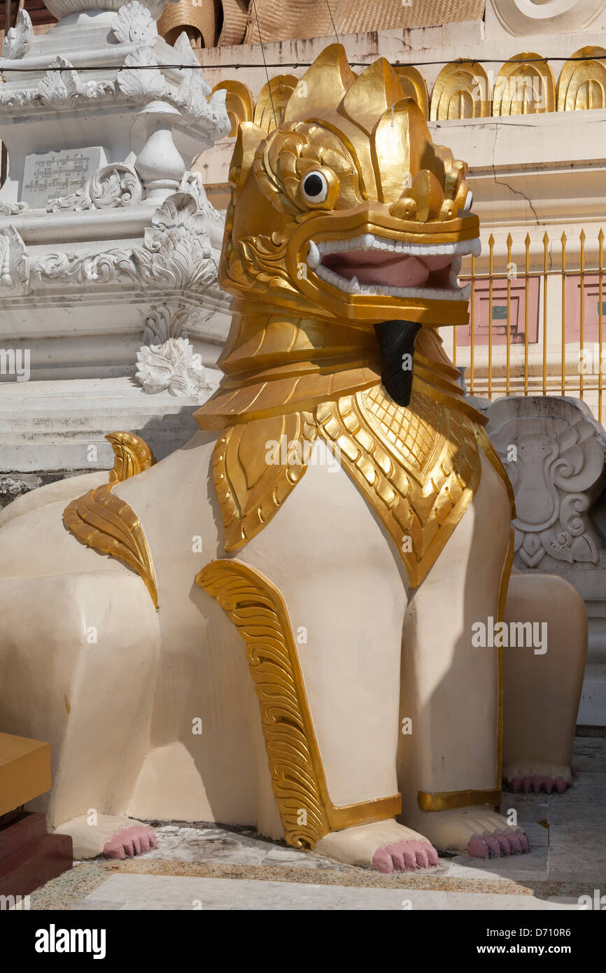 Mitica statua di Shwedagon pagoda Yangon (Rangoon), Myanmar (Birmania) Foto Stock