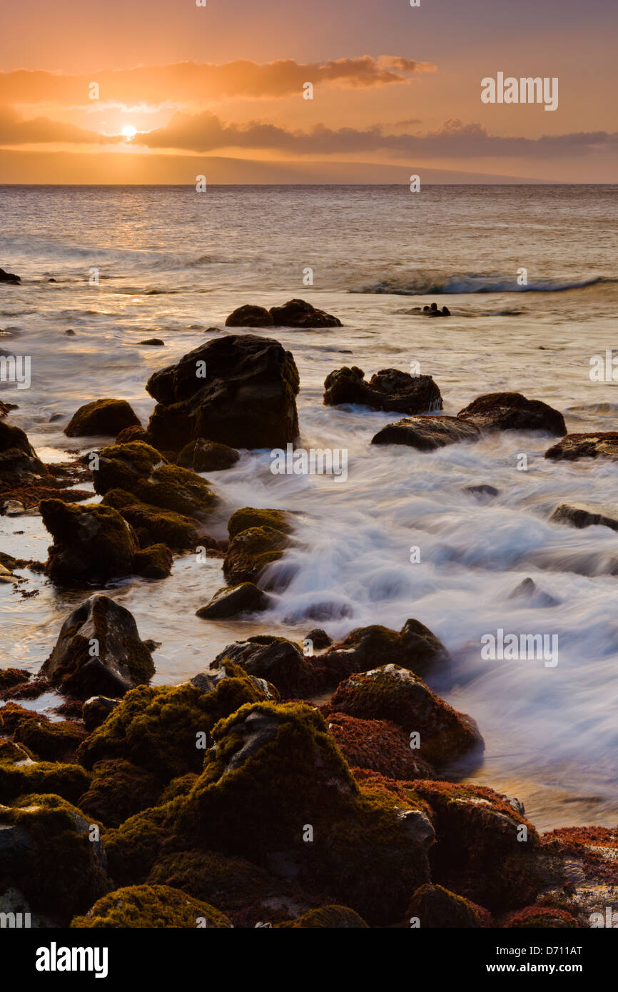 Oceano al tramonto, Lanai, Kahana, Maui, Hawaii, STATI UNITI D'AMERICA Foto Stock