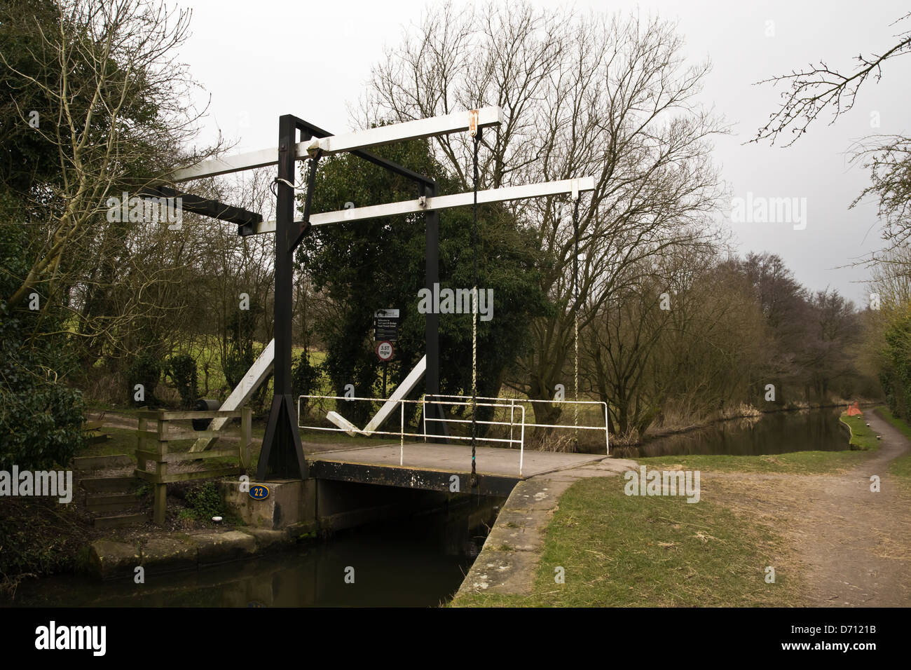 Turflea ponte a ponte (22) lungo l'alta vetta canal marple ridge Cheshire Foto Stock