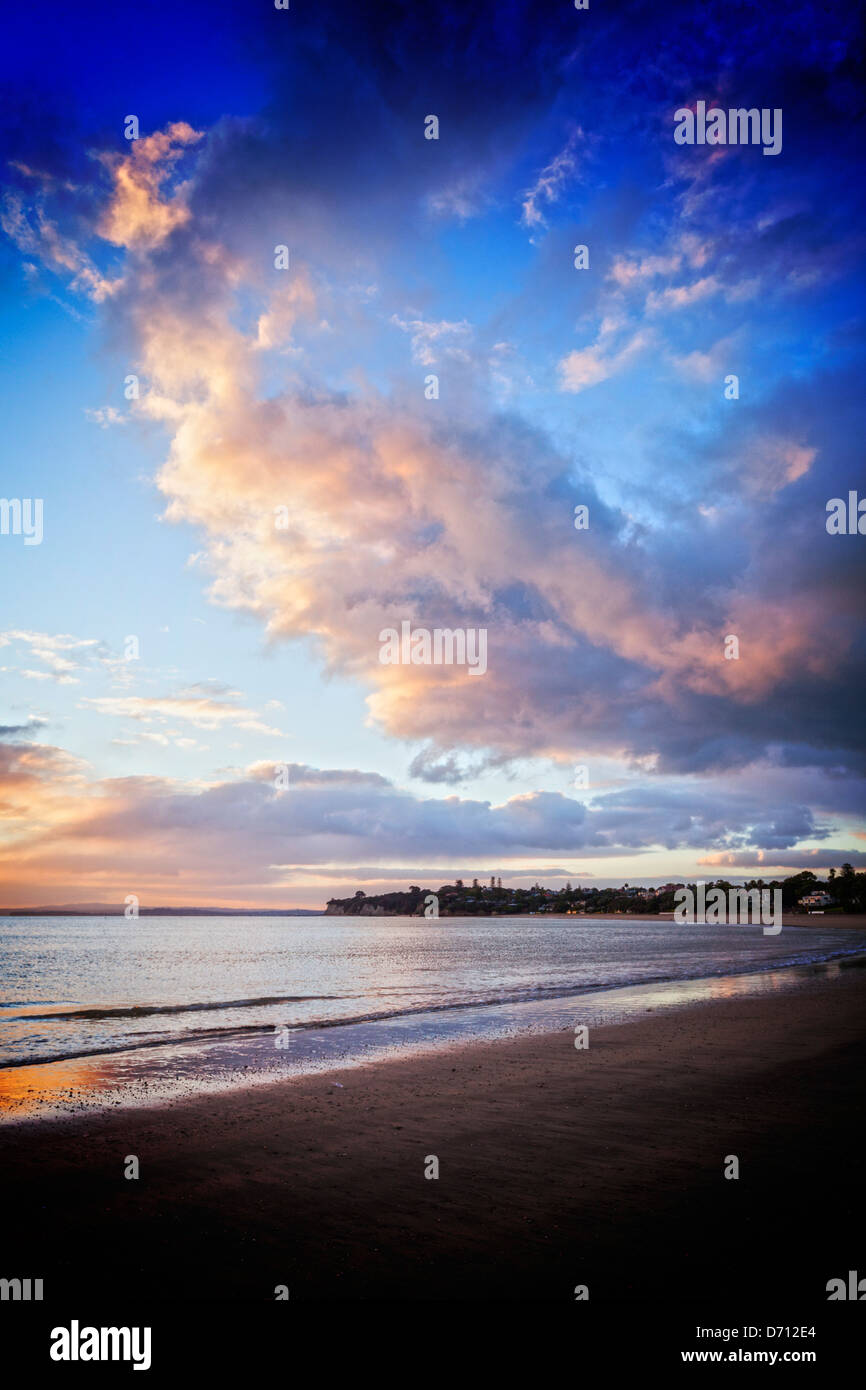 Spiaggia di Takapuna, Auckland, a sunrise. Foto Stock