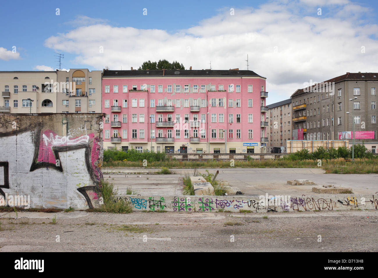 Berlino, Germania, non rinnovate e edifici rinnovati presso l'ex porto orientale Foto Stock