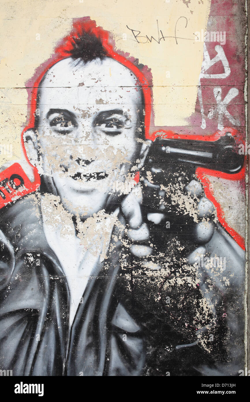 Berlino, Germania, Graffiti di un uomo con mohawk haircut e gun Foto Stock
