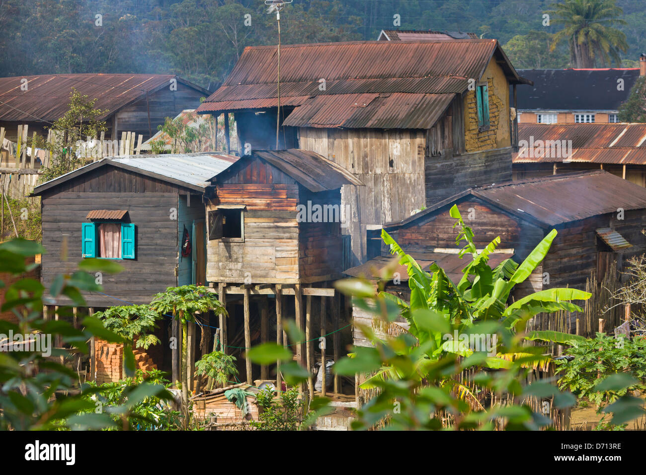 Case di villaggio su stilt, Perinet, Madagascar Foto Stock