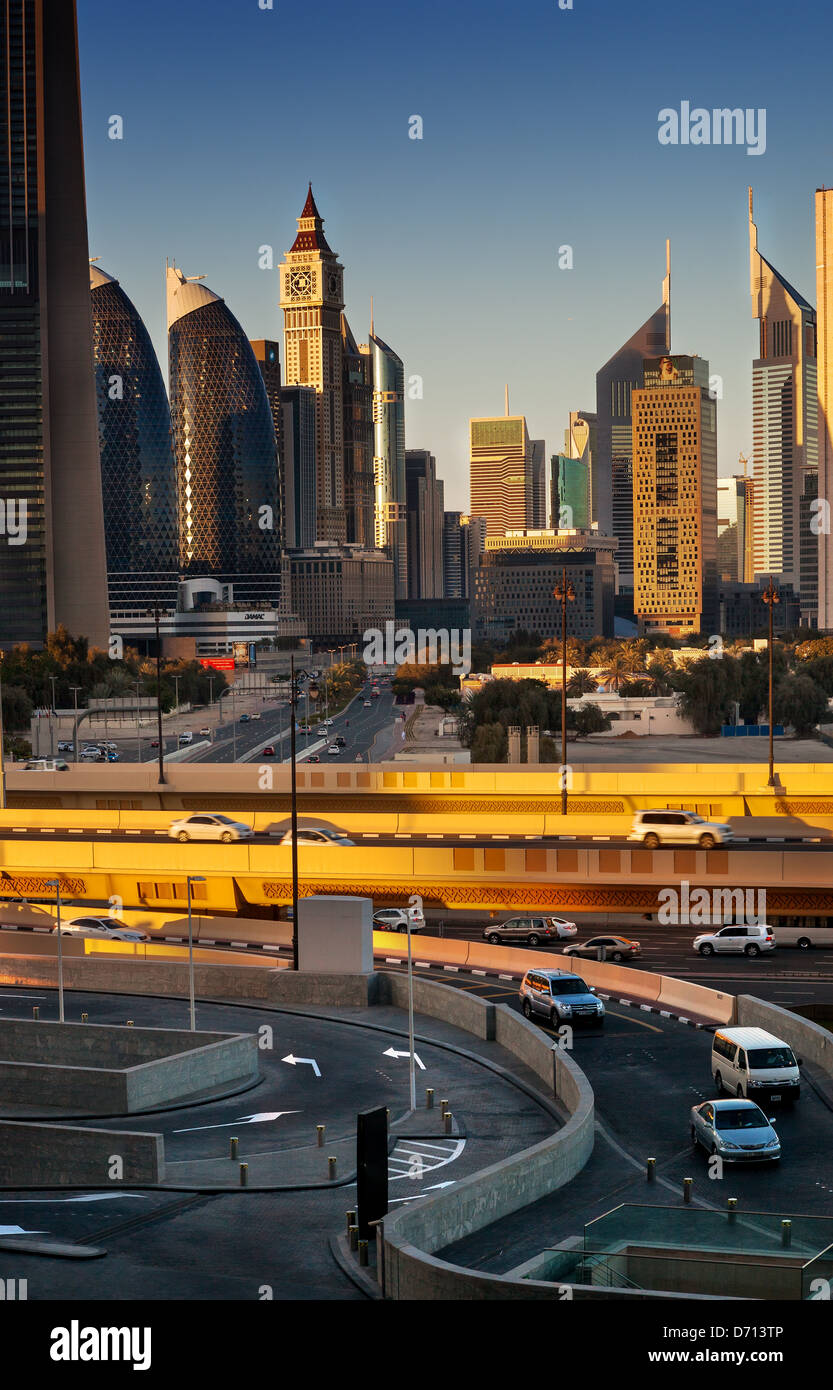 Dubai skyline del centro illuminato in golden luce della sera. Foto Stock