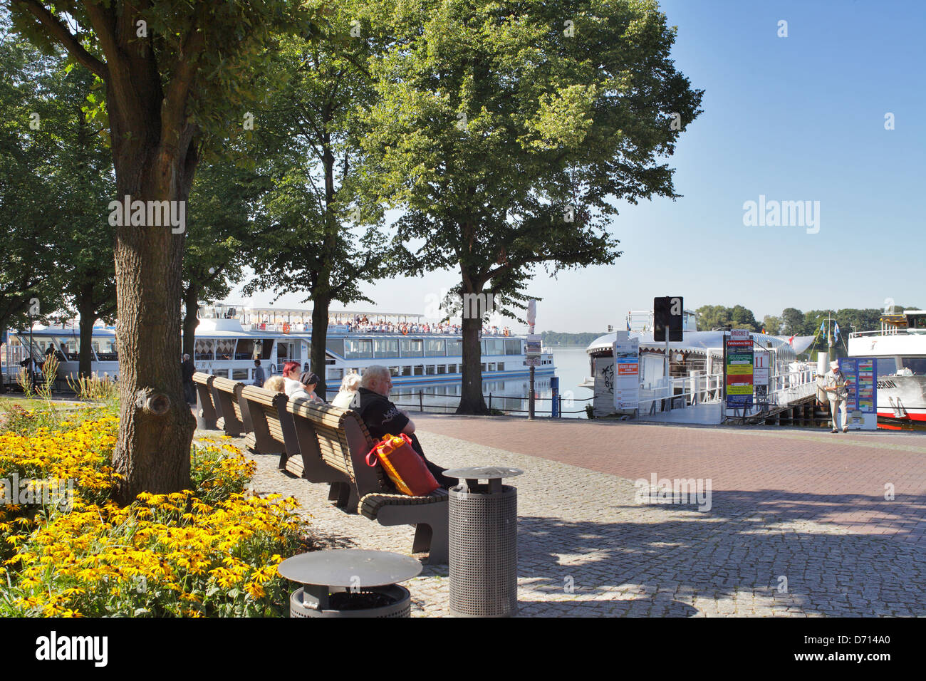 Berlino, Germania, seniors sedersi al Greenwich promenade in riva al lago di Tegel a Berlino-Tegel Foto Stock