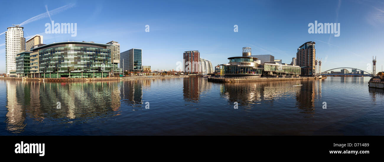 Vista panoramica di Salford Quays, Manchester, con BBC Manchester, Media City e teatro Lowery tutti insieme. Foto Stock