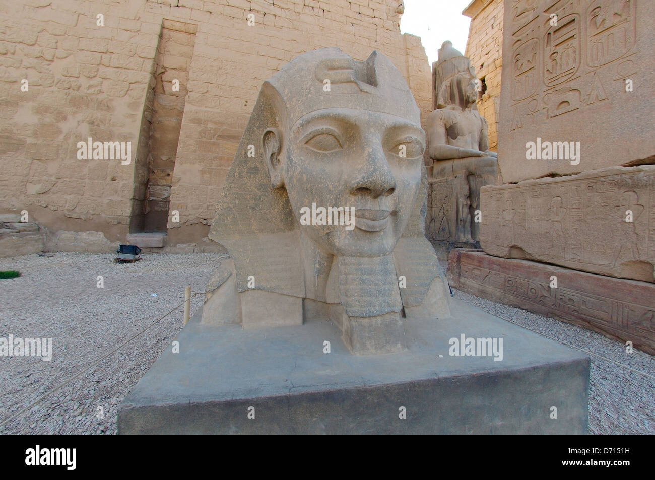 Statua di Ramses II con sua figlia Meritamen, Tempio di Karnak complessa, sito Patrimonio Mondiale dell'UNESCO, Tebe, Luxor, Foto Stock