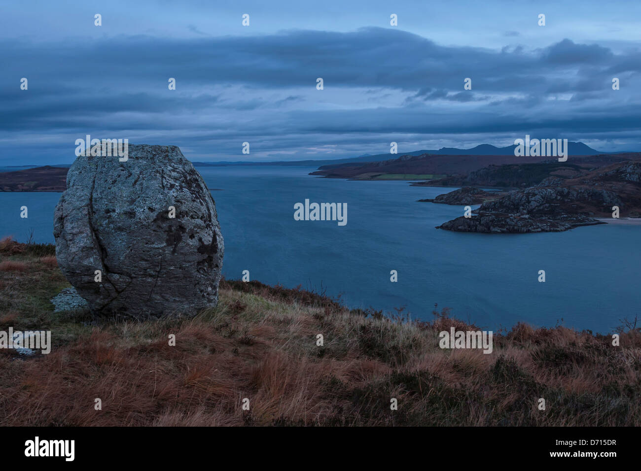Boulder sulla costa, poco Gruinard Bay, Highlands scozzesi, Wester Ross, Scozia Foto Stock