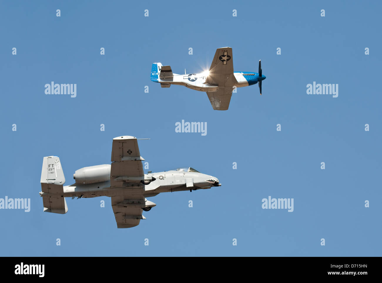 P Mustang e un serbatoio-10 Killer volare nel cielo, Arkansas, STATI UNITI D'AMERICA Foto Stock