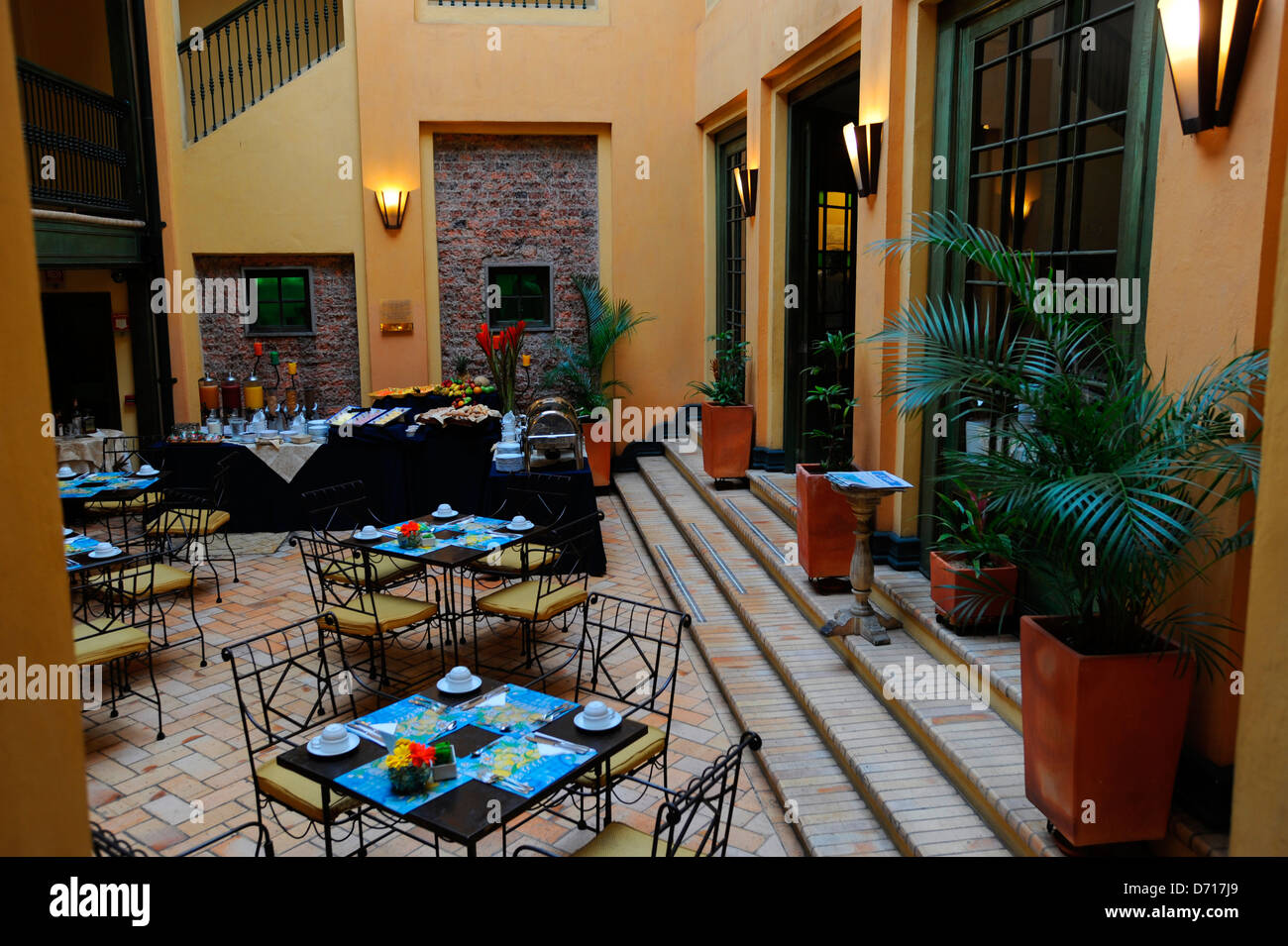 Cortile interno con prima colazione a buffet in Hotel De La Opera in Candelaria, La città vecchia di Bogotà, Colombia Foto Stock